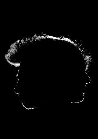 Silhouettes de deux visages se faisant face sur fond noir.